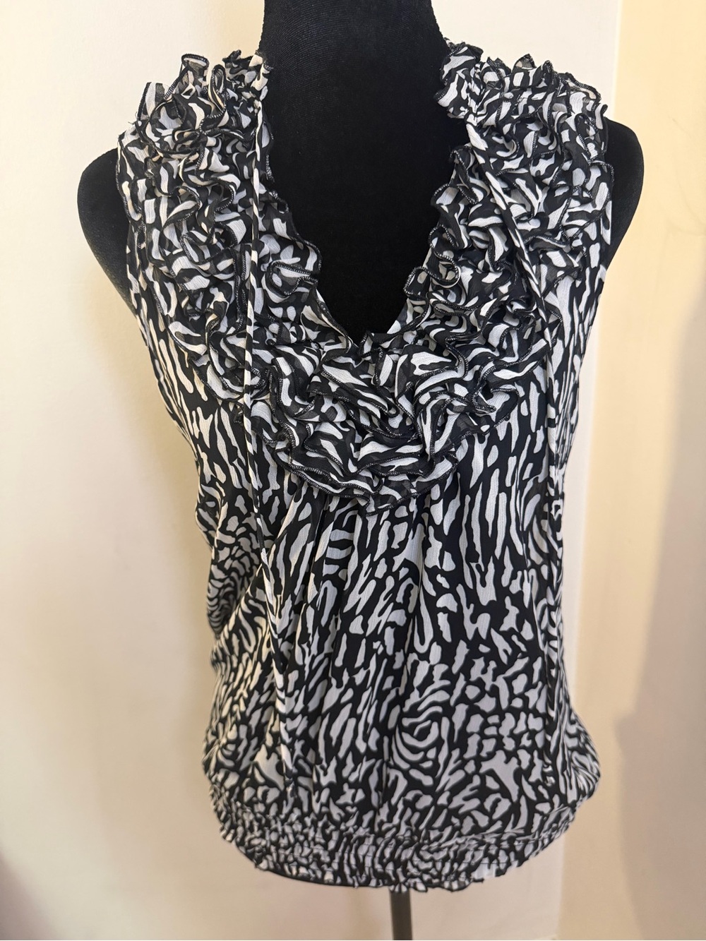 Charlotte Russe Black & White Ruffled V-Neck Sleeveless Top